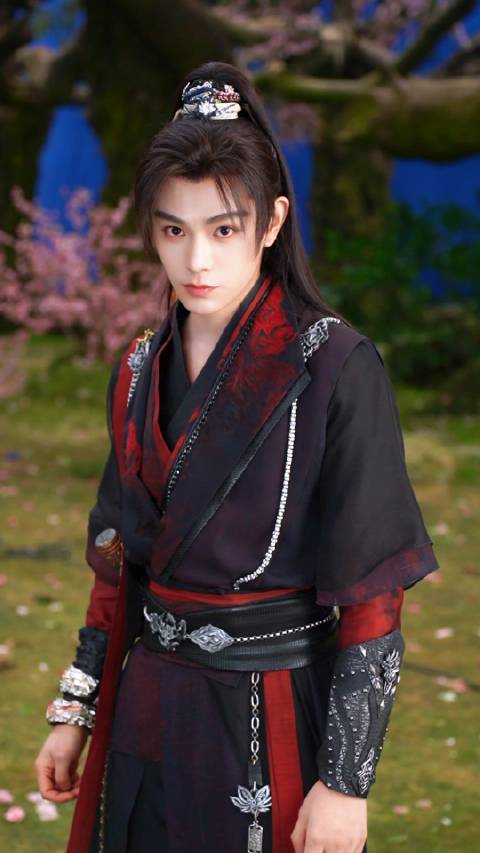 丁禹兮用角色讲述故事，用清新气质拥抱夏天，蜜丝婷的轻薄触感让阳光更温柔