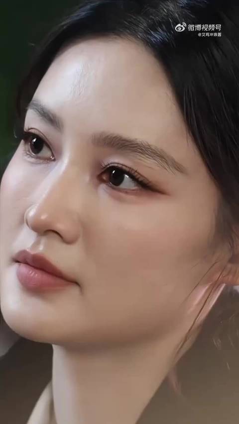 李沁怼脸拍，不经意间莞尔一笑，不知道在想什么