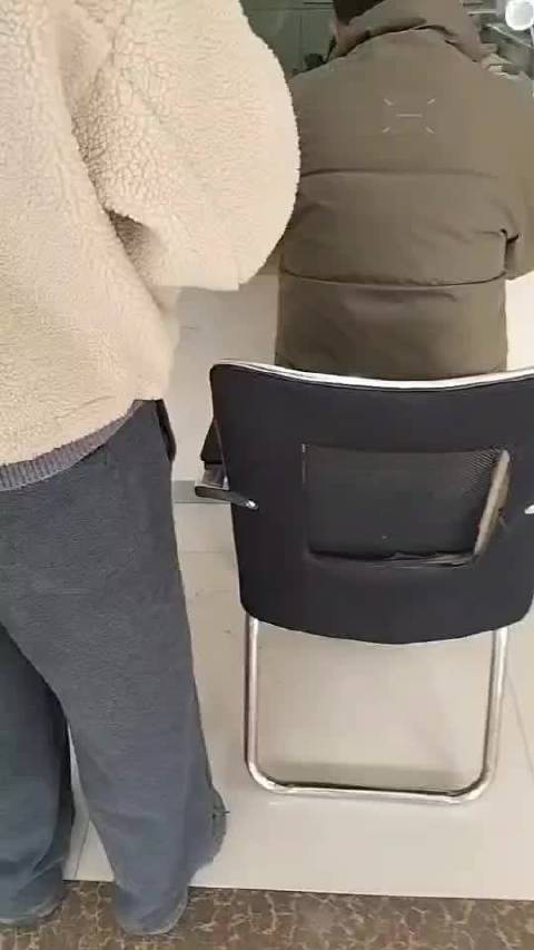 市民吐槽银行窗口闲置致排队时间长