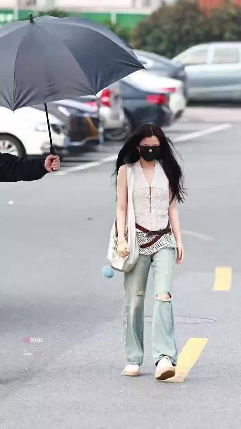 虞书欣今日份上班路透，白色针织无袖露背造型，她不冷吗？