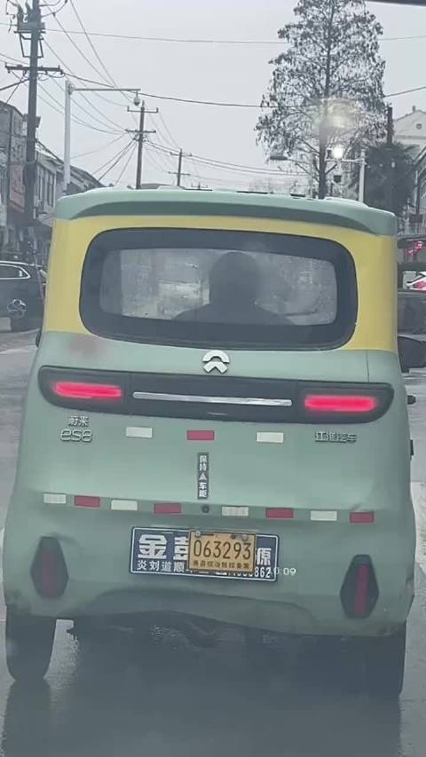 咋的蔚来出新车了 ？哈哈哈哈~这是直接扣过来的是吧，真是那么回事呢