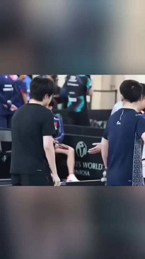 楚钦问小牛几点了 见小牛开小差去了 吹个口哨即可召唤牛妈妈