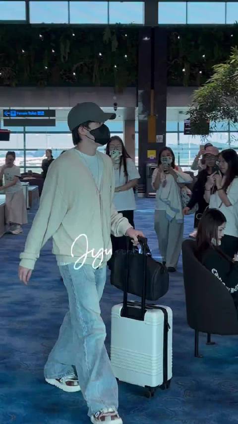 这孩子还要把扣子都扣上，秩序感太强了 ，王楚钦