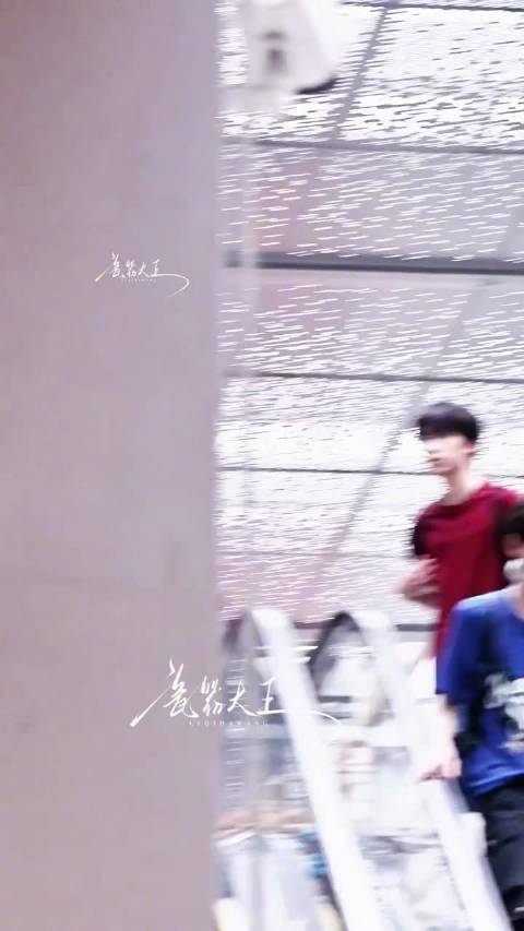 陈奕恒新剧今日份路透，蓝色格子衬衫造型好萌好漂亮的林清源学长