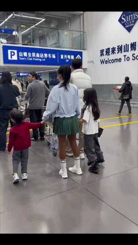 李嘉格携儿女逛超市，两萌娃蹦跳前行