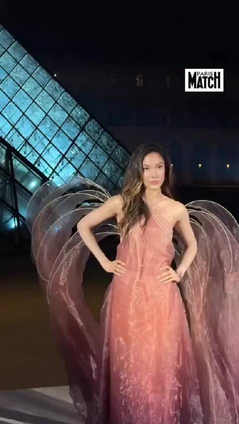 谷爱凌亮相巴黎卢浮宫慈善晚宴，羽翼礼服仙气十足