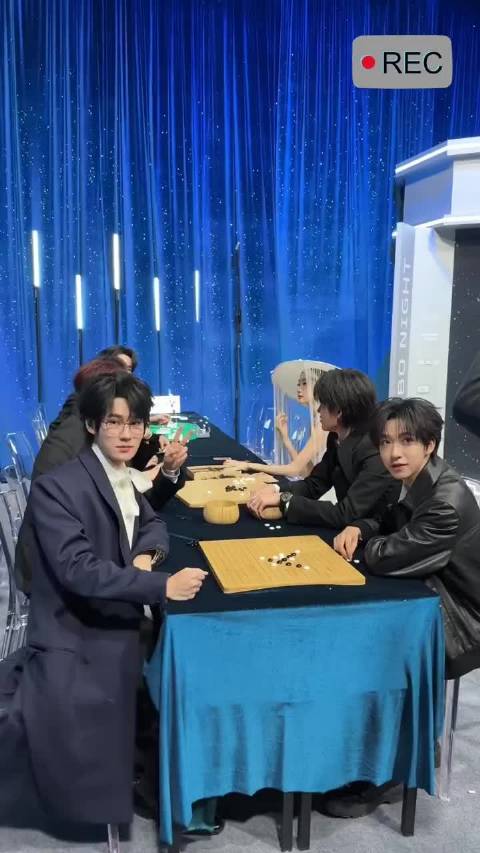 张艺凡：还不过来拜见公主同公司关系就是好哈哈哈