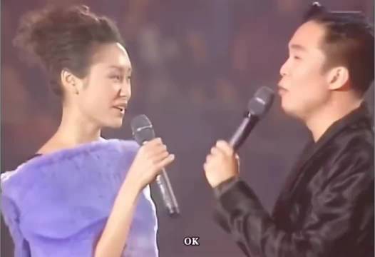 王菲张惠妹罕见同台颁奖，两大狮子座女神同框