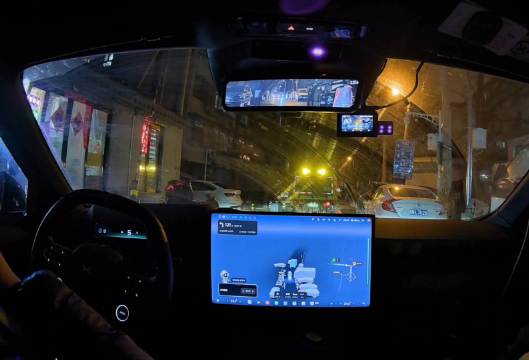 小鹏VLA2.0演示防御性驾驶，狭窄胡同避让电动自行车