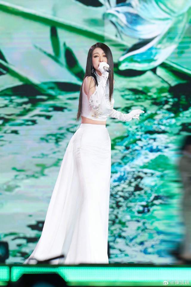 薛凯琪元宵晚会冻到发抖，本人：你们猜猜我身上贴了多少暖包？