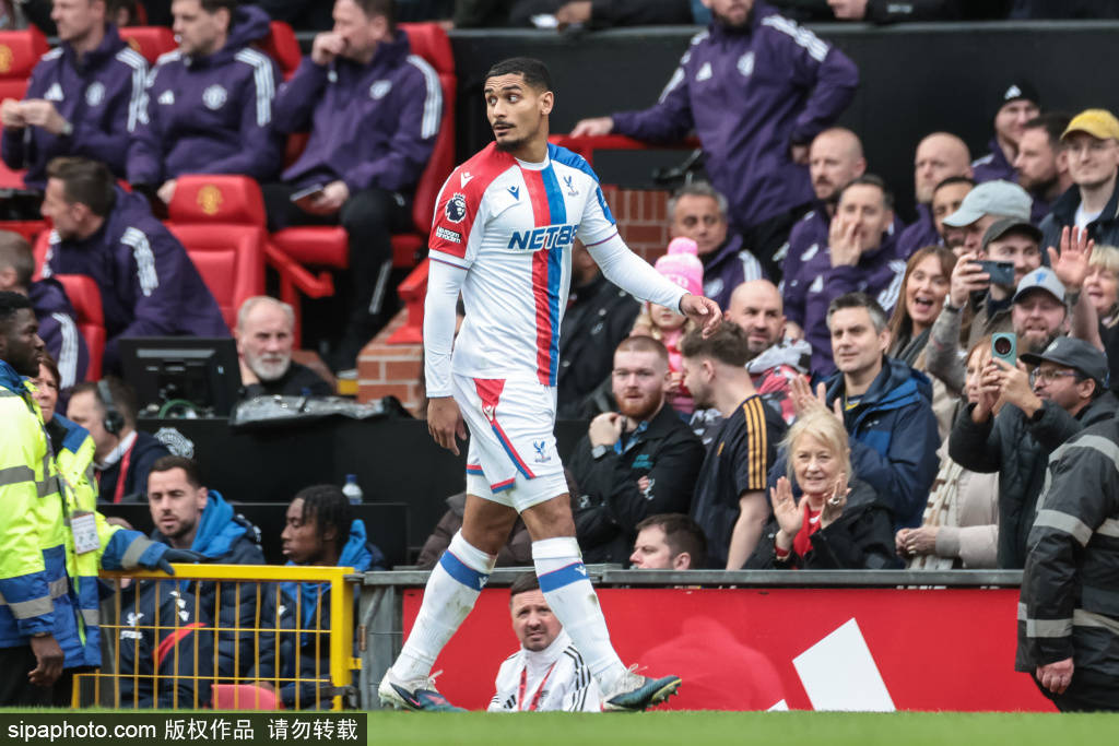 曼联点球引发红牌风波,队长布鲁诺·费尔南德斯当选“赛季最佳球员”引热议