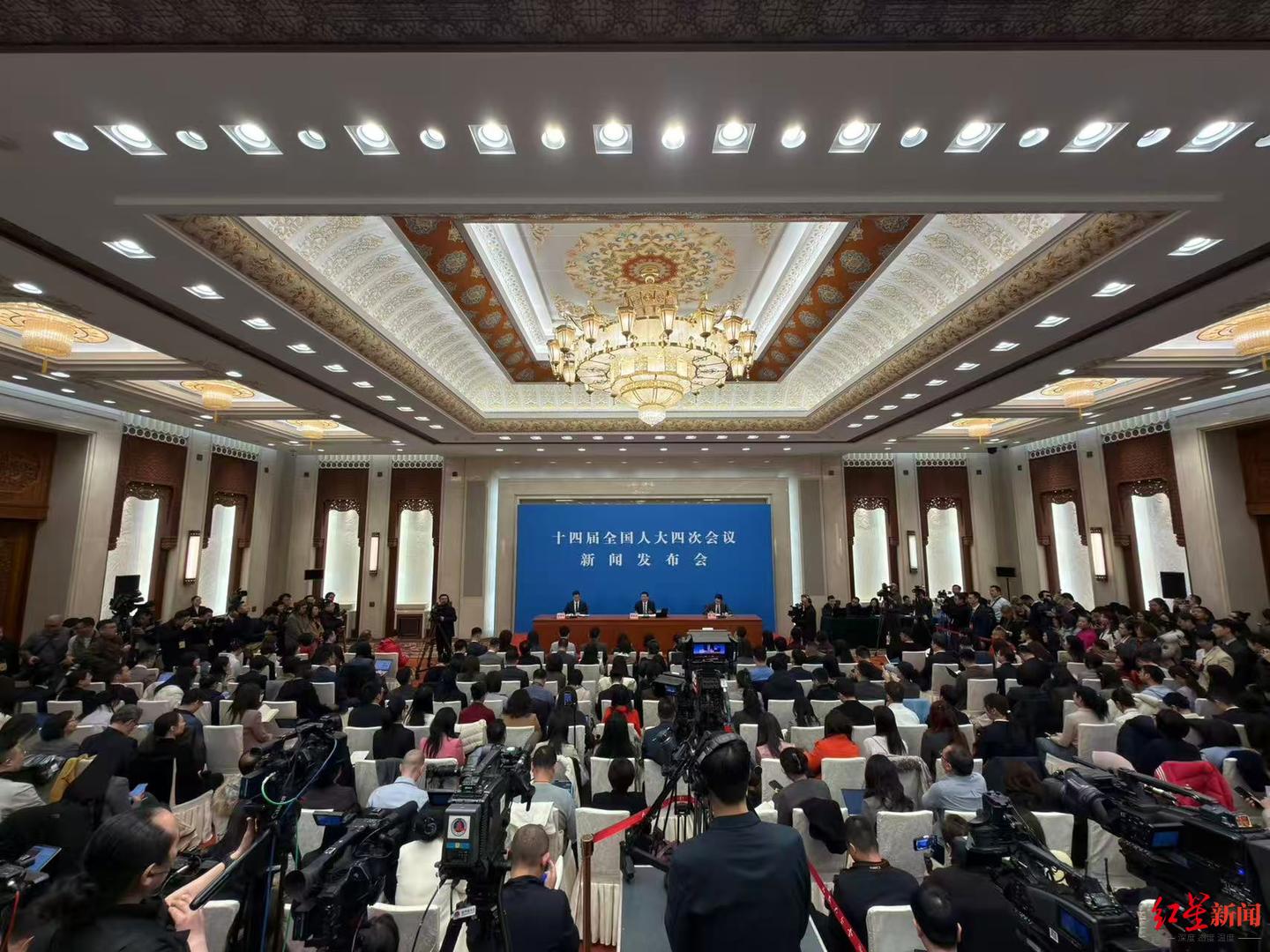 两会观察｜人大首场发布会比去年多回答一个问题，发言人还提到“苏超”和《哪吒2》