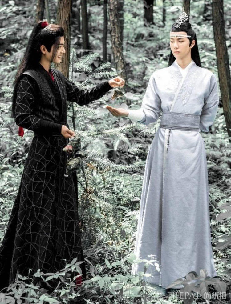 肖战王一博合体亮相，同穿黑色造型耍帅，真有差6岁？