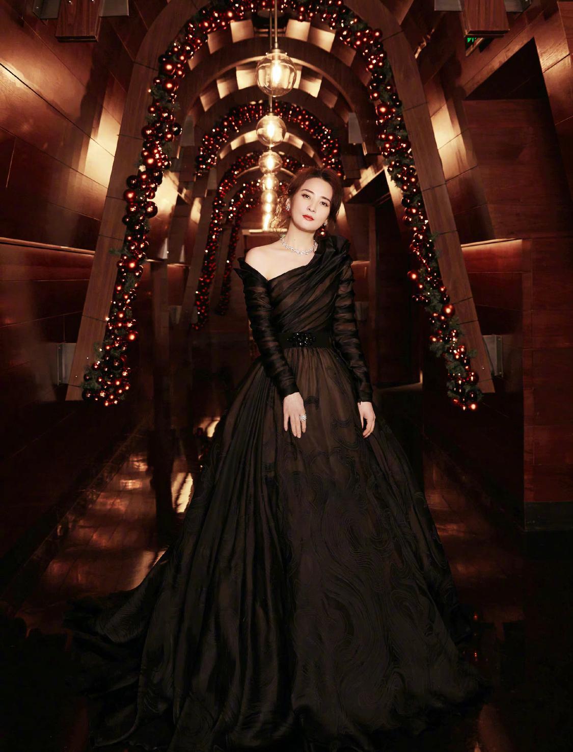 蒋勤勤红毯上被怼脸拍,跟精修图比差距挺大,穿黑裙气质依旧高级