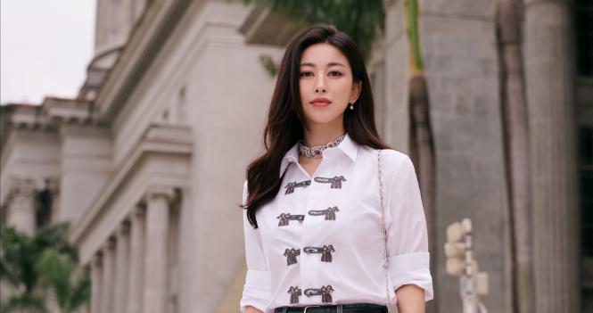 41岁“朱珠”带火了一种初春新穿法：白衬衫+牛仔裤，高级又洋气