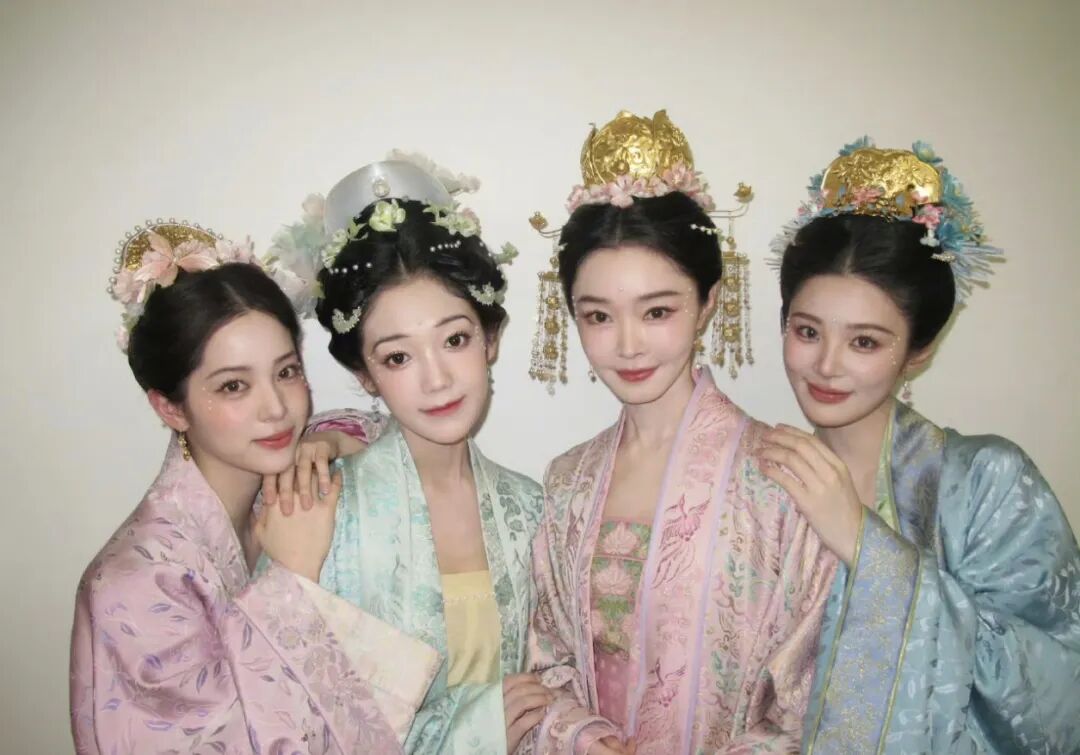 36岁宋轶元宵晚会珍珠妆,万种风情不及你回眸一笑,不愧是人间富贵花