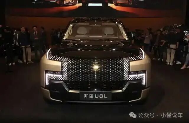 2026款仰望U8L亮相,5400mm车长+3250mm轴距+四电机混动,加长版硬派越野谁不心动?