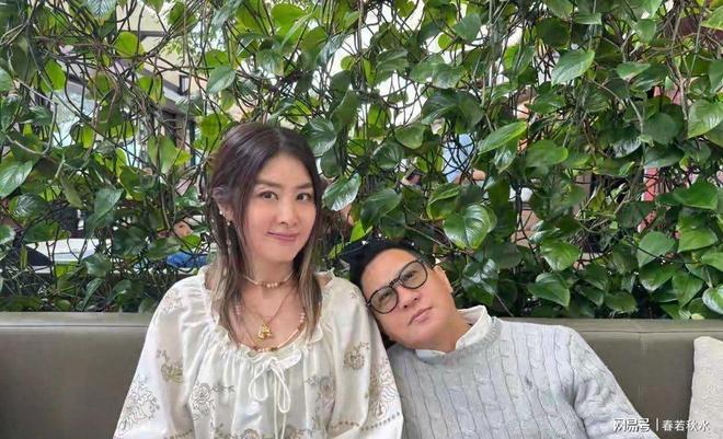 陈慧琳晒开工照，张家辉直接靠在肩上那一刻，才懂什么是真友情