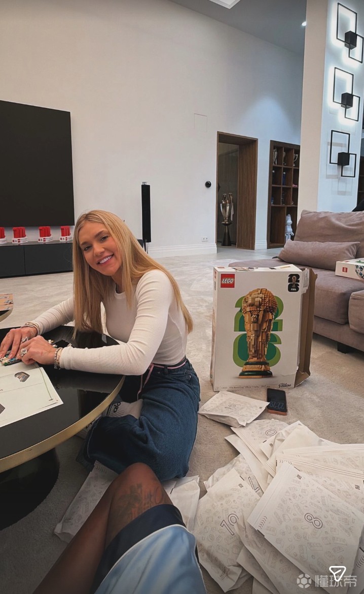 拼出梦想,维尼修斯晒照和女友一起拼乐高版大力神杯