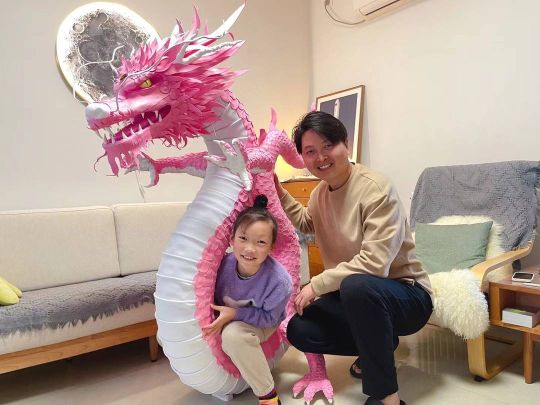 从火车到盔甲 9年手作300多件玩具！ 这位老爸只想让女儿放下手机