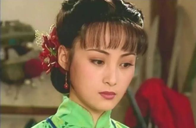 蒋勤勤妆容依赖引发讨论！