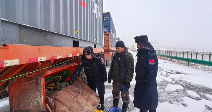 顶风冒雪！阿日哈沙特边检全力护通关