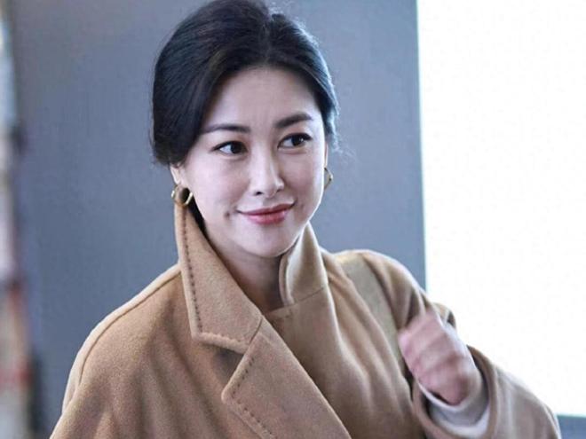 看了朱珠的穿搭，我悟了：大衣搭配色不过三、选简约款，才更显贵