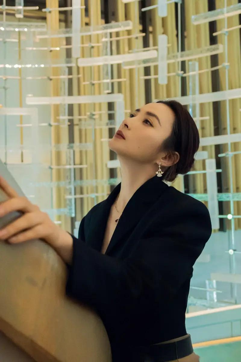 蒋勤勤黑色西装写真曝光,妆容精致气场强大