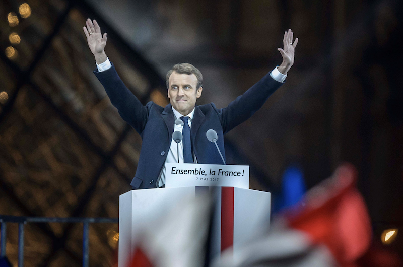 2017年，马克龙在卢浮宫前庆祝胜选