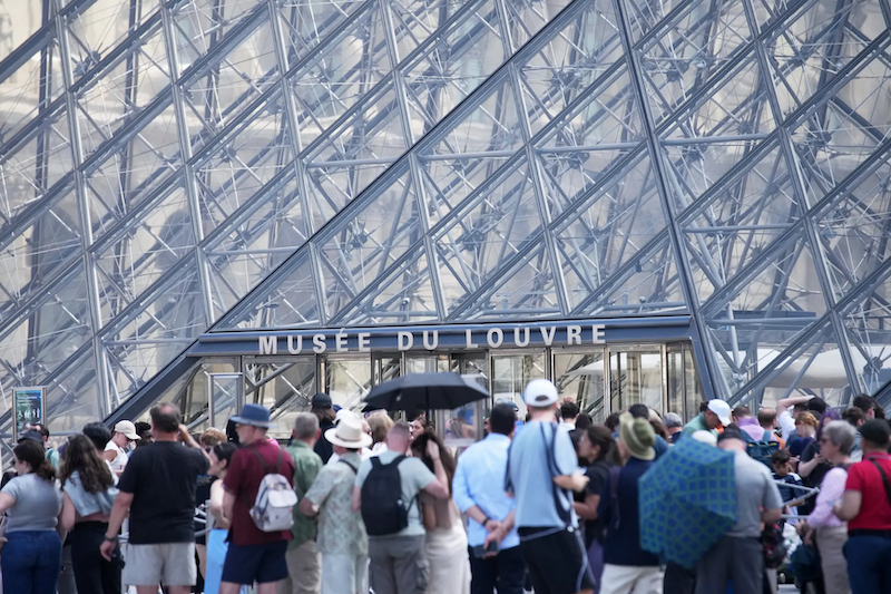 去年6月，卢浮宫发生了停工事件，导致博物馆关闭了约4个小时，游客们则被挡在馆外