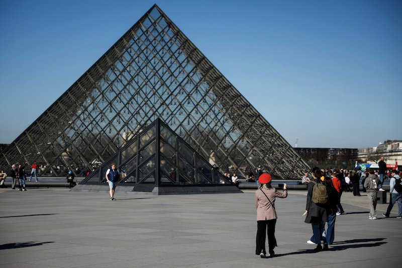 密特朗在任时期，卢浮宫进行了大规模翻新工程，入口处的玻璃金字塔由贝聿铭设计