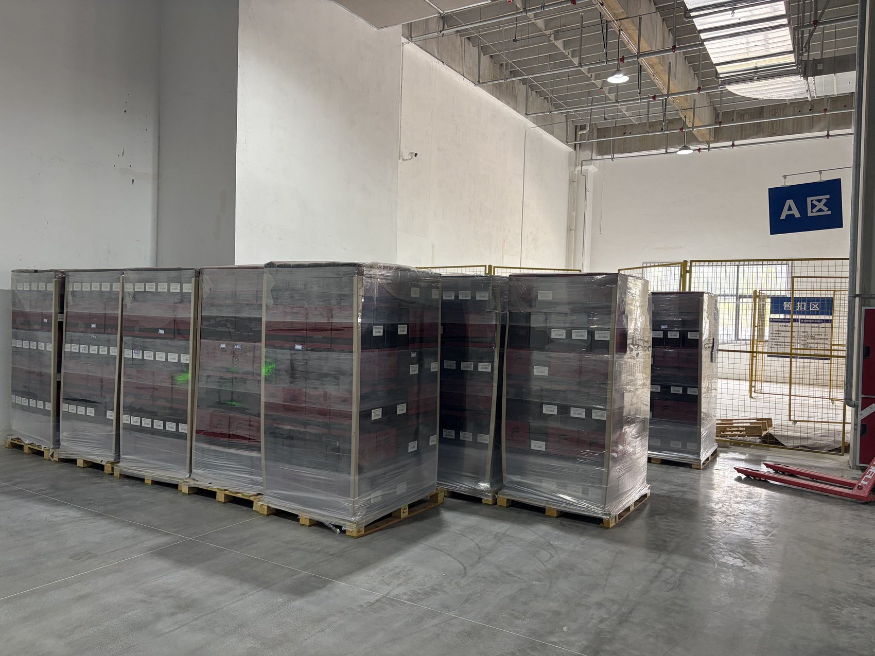 意大利红酒首次“驻”进简阳保税仓