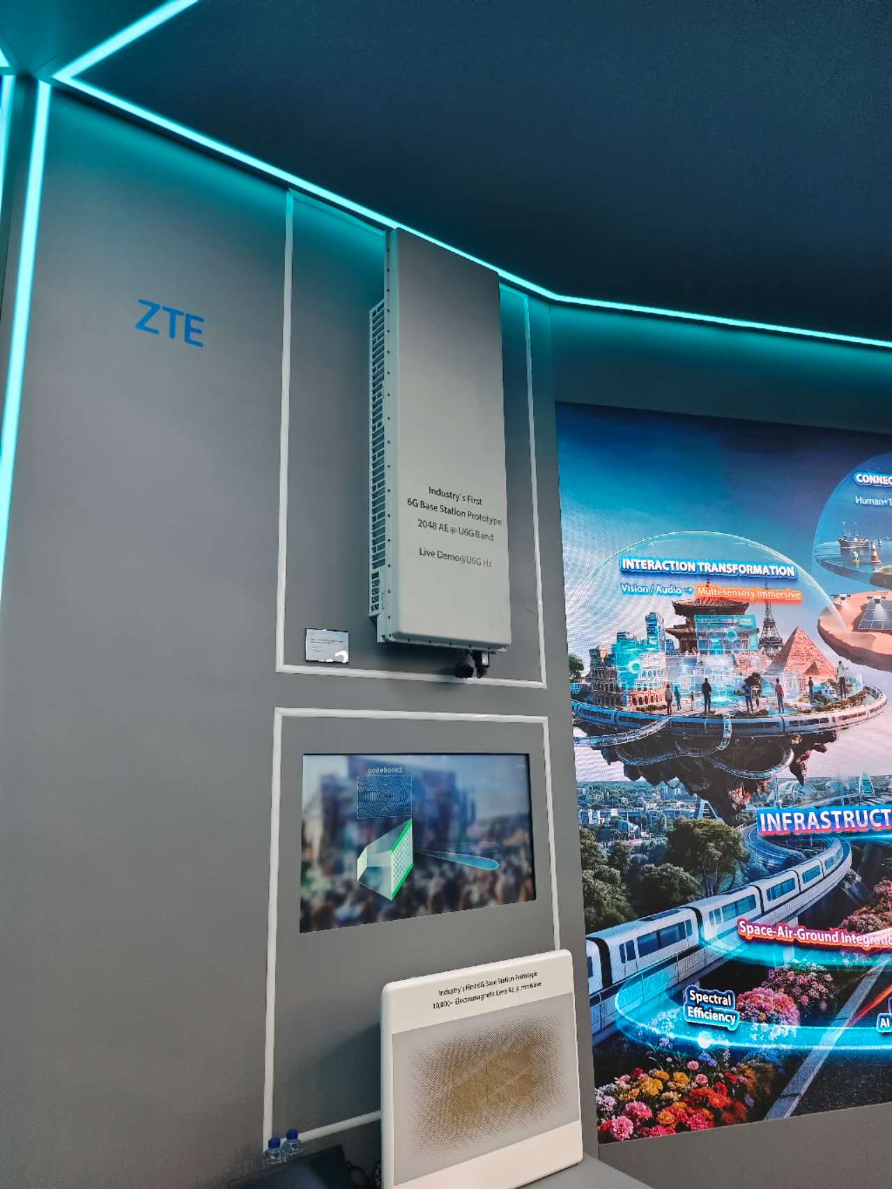 全球首个U6G频段2048天线阵子的6G原型机&nbsp;图源：观察者网