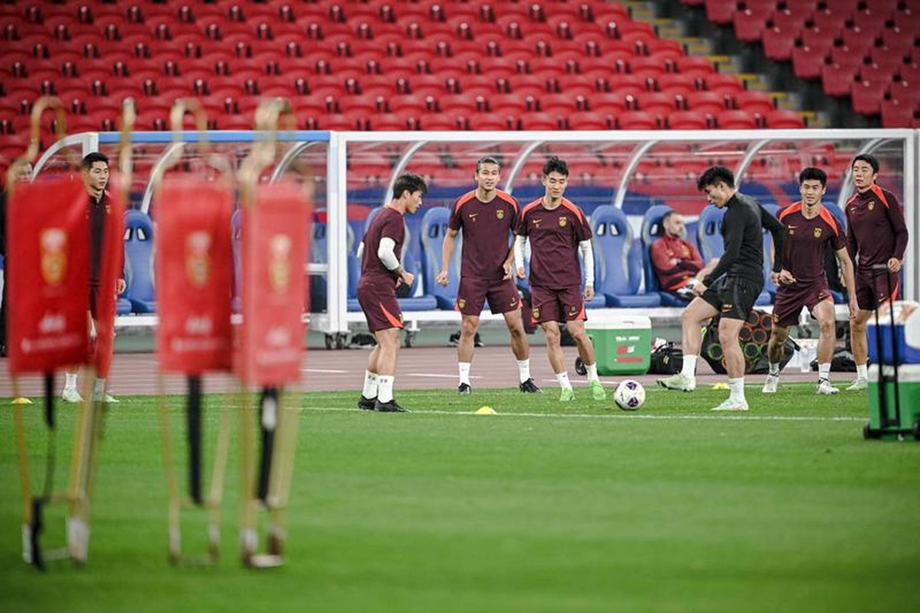 国足23人名单:王钰栋首次入选身披11号 塞尔吉尼奥在列_比赛_山东泰山_中国队