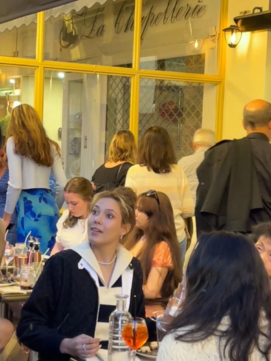 谷爱凌在法国尼斯外出用餐被偶遇 与路人聊天获赞很亲切