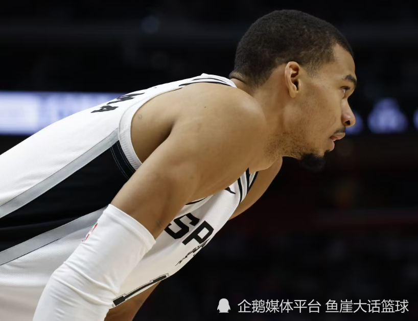 76人40分惨败!文班10分5罚,马克西19中8探花伤退,马刺8人得分上双