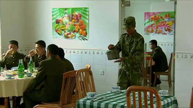 许三多回团部遇史今班长，被分至草原五班看靶场