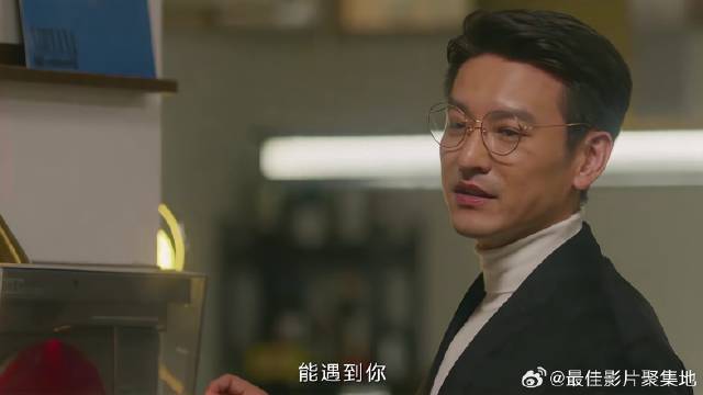 总裁修完唱片机 伴着音乐深情表白，美女表情亮了