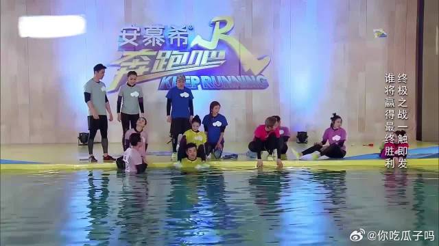 甜妹阿Sa撕名牌太凶悍，手擒李沁脚踢陈赫，全场笑疯了！