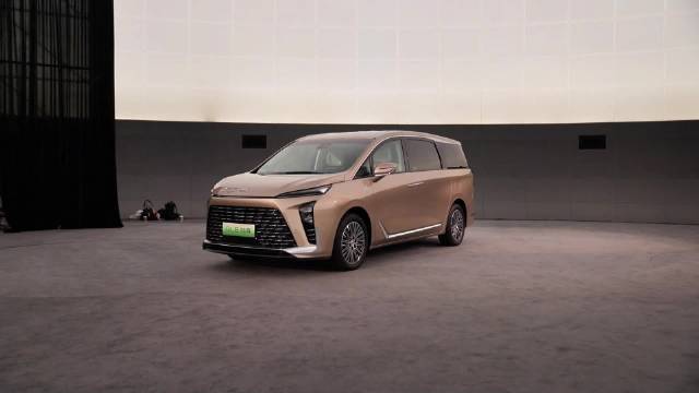 别克GL8陆尊金辉版上市，配2.0T轻混与3年高损换新权益