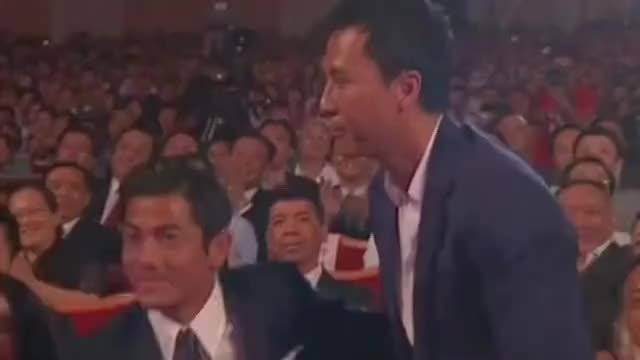 李连杰以国家一级英语水平为获奖者颁奖