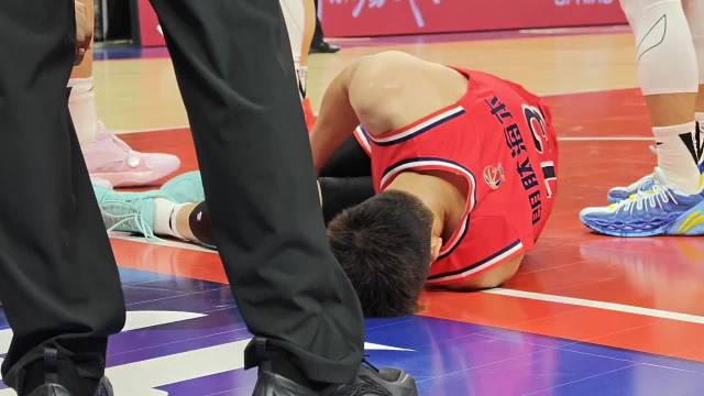 郭艾伦比赛中膝盖受伤被担架抬离