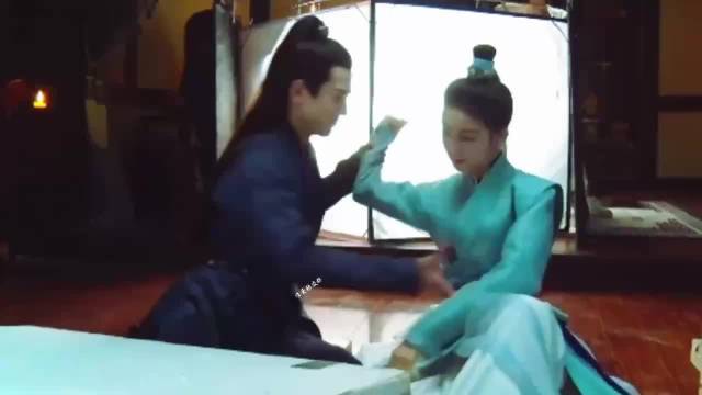 张凌赫荧幕初吻曝光，导演现场指导吻戏细节