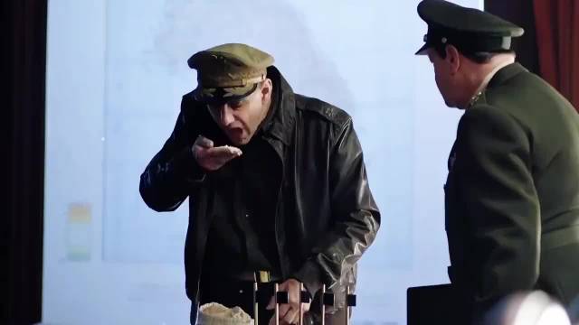 麦克阿瑟吃了一口干缴获的炒面，顿时呛得鼻涕眼泪直流