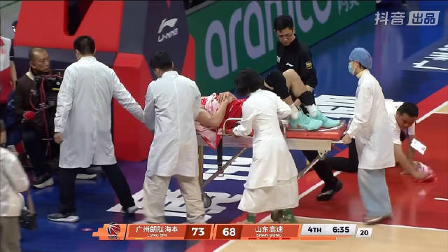 真不愿意再看到这一幕 …… 艾伦受伤倒地… 已被担架抬离现场