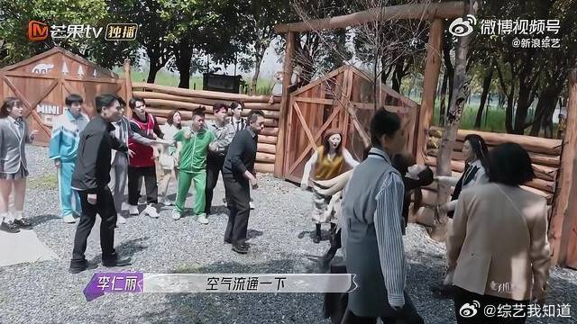 张艺凡节目中为晕倒同事挡腿获赞