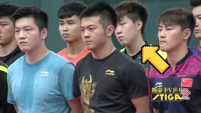 王楚钦还不是主力时的小时候，站在队伍第二排，这小表情和大家一样丰富