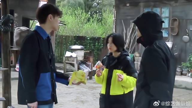 艺兴吃到梦寐以求的薯片，还跟妹妹何炅分享，好快乐！