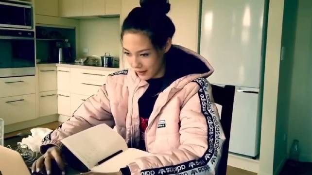 谷爱凌写作业与妈妈斗嘴显可爱