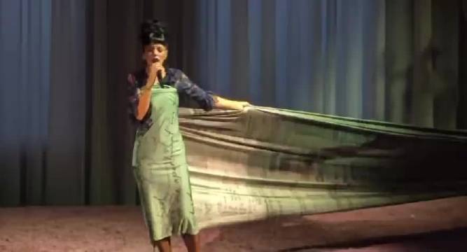 Lily Allen巡演首穿收据裙，图案为前夫David Harbour购物记录